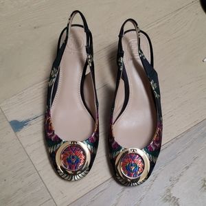 Tory burch small heel closed toe shoe